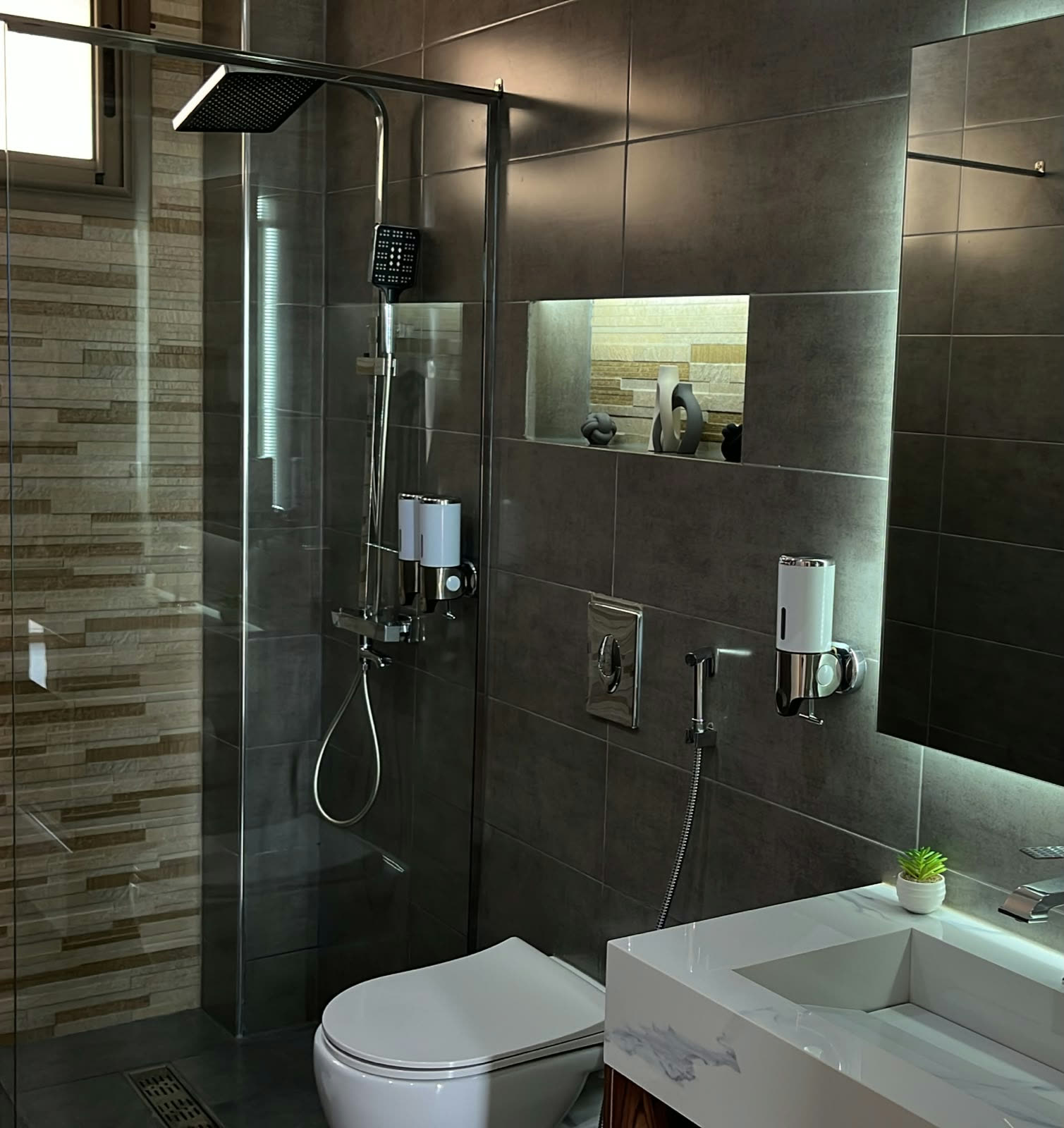 Salle de bain de la chambre Double DAR ZAHA – douche à l'italienne et vasque en marbre