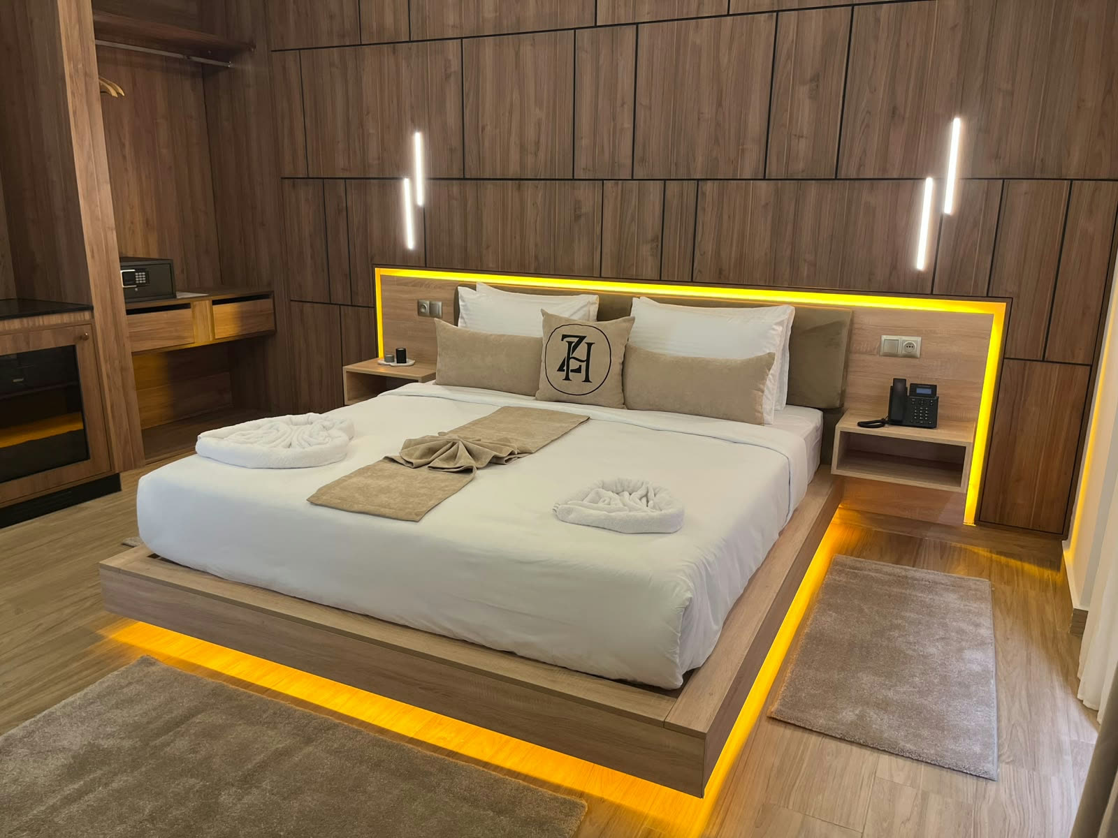 Chambre Double DAR ZAHA – lit king-size, boiseries et éclairage d'ambiance doré
