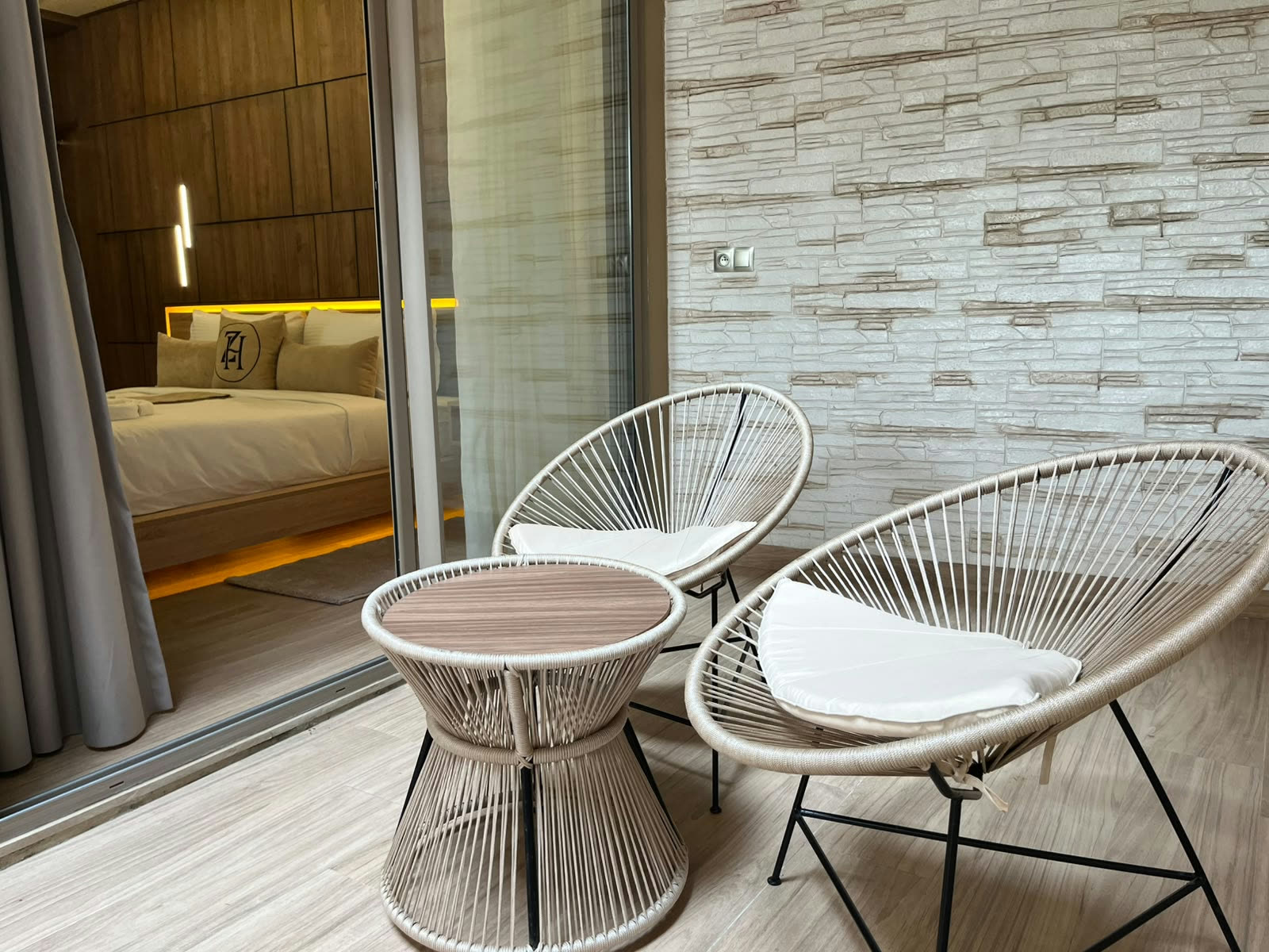 Chambre Double DAR ZAHA – terrasse privative avec fauteuils design