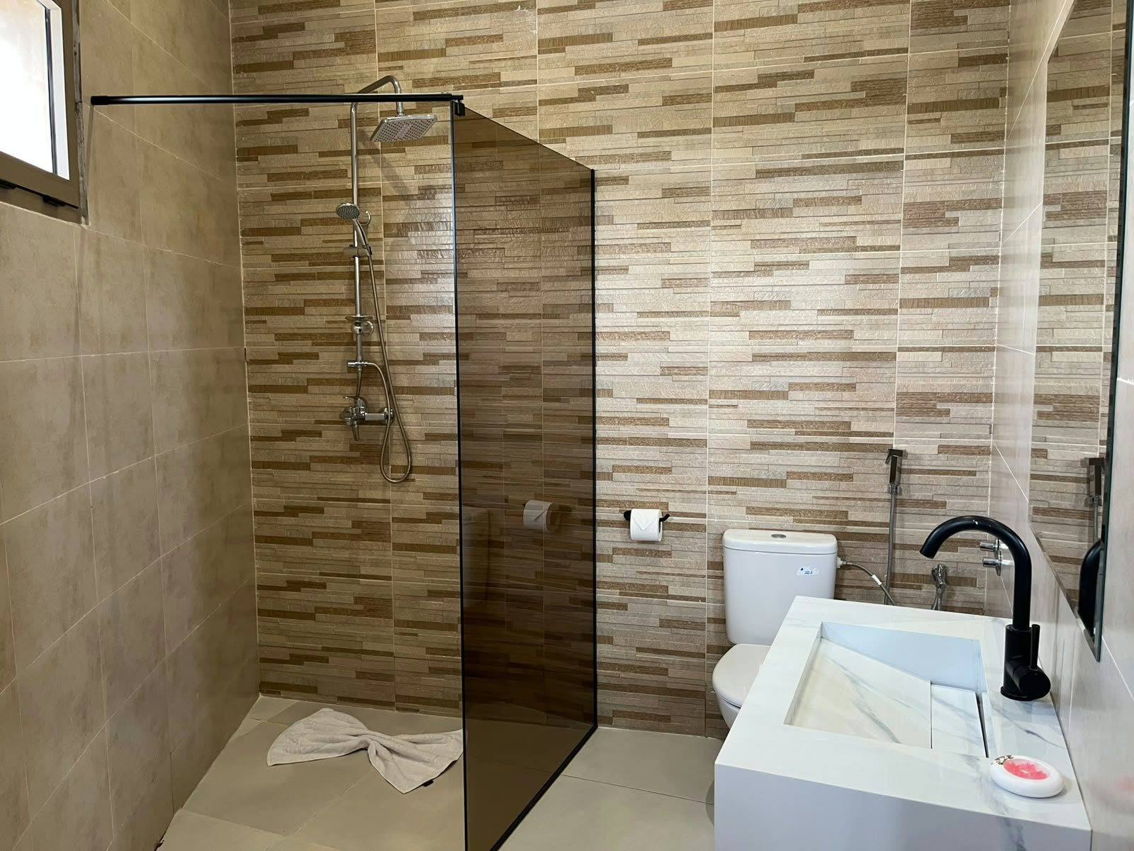 Salle de bain de la chambre familiale DAR ZAHA – douche à l'italienne