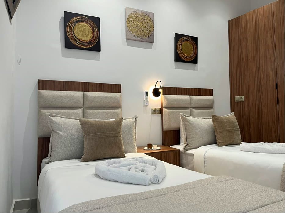 Chambre Familiale DAR ZAHA – deux lits simples avec têtes de lit capitonnées