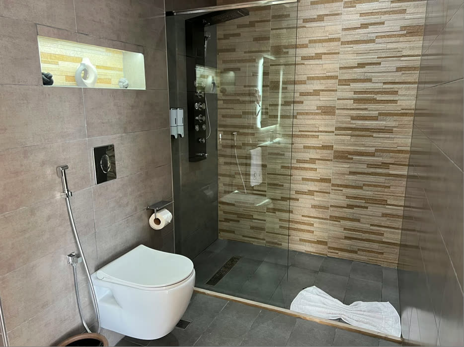 Salle de bain de la suite DAR ZAHA – douche à l'italienne avec colonne hydromassante