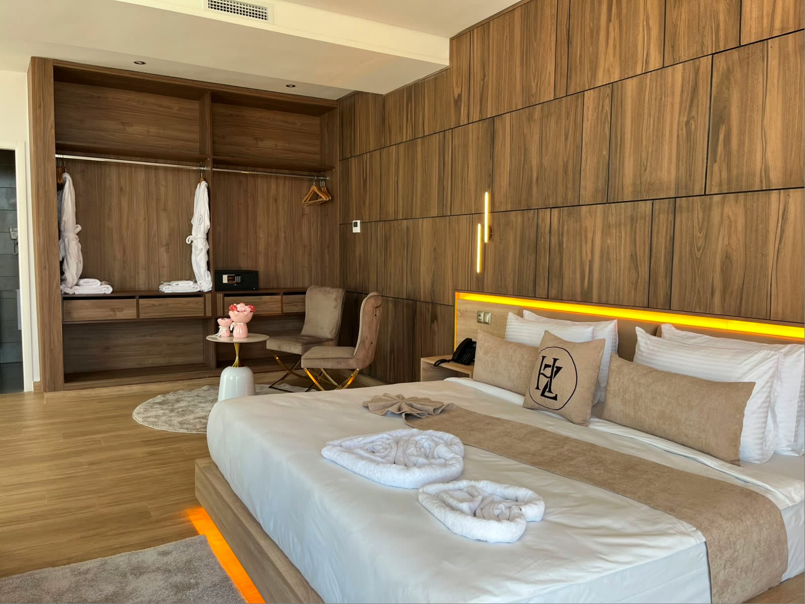 Suite Premium DAR ZAHA – chambre en boiseries avec éclairage ambiant doré