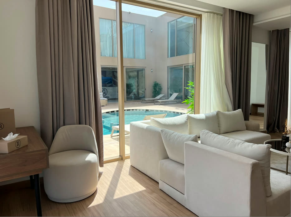 Suite DAR ZAHA – salon avec baie vitrée et vue sur la piscine, Aguenouane, Maroc